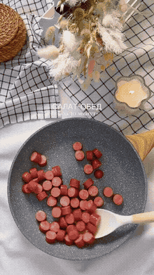 Теплый салат с картофелем и охотничьими колбасками
