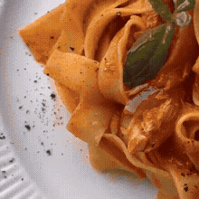 Паста с тунцом, карамелизированным луком и базиликом