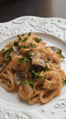 Паста с креветками в соусе том-ям