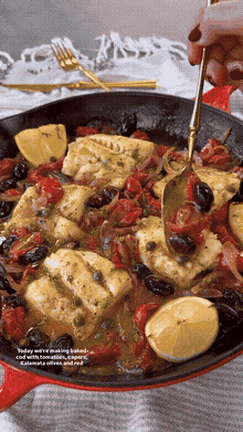 Запечённая треска с черри, оливками и каперсами в белом винном соусе