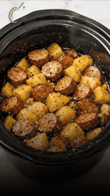 Колбаса с картошкой в мультиварке с чесночным маслом