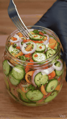 Салат из маринованных огурцов, лука и болгарского перца