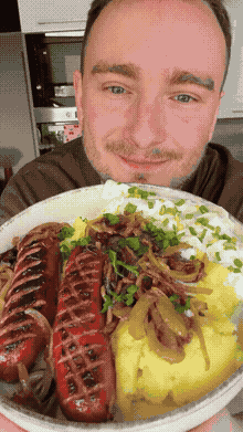 Обед с копченой колбасой и огурцами